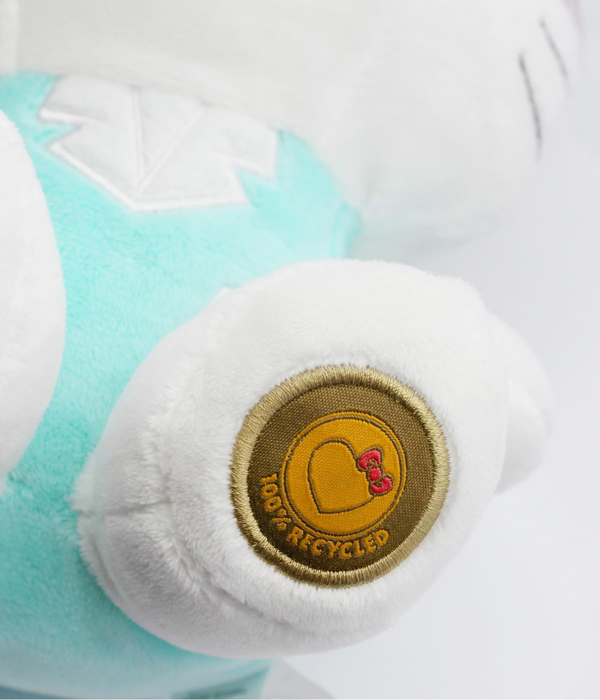 Hello Kitty Doctor Eco Plush 24 cm w kartonowych torebkach wielokrotnego użytku – plusz jest wykonany w 100% z butelek PET pochodzących z recyklingu