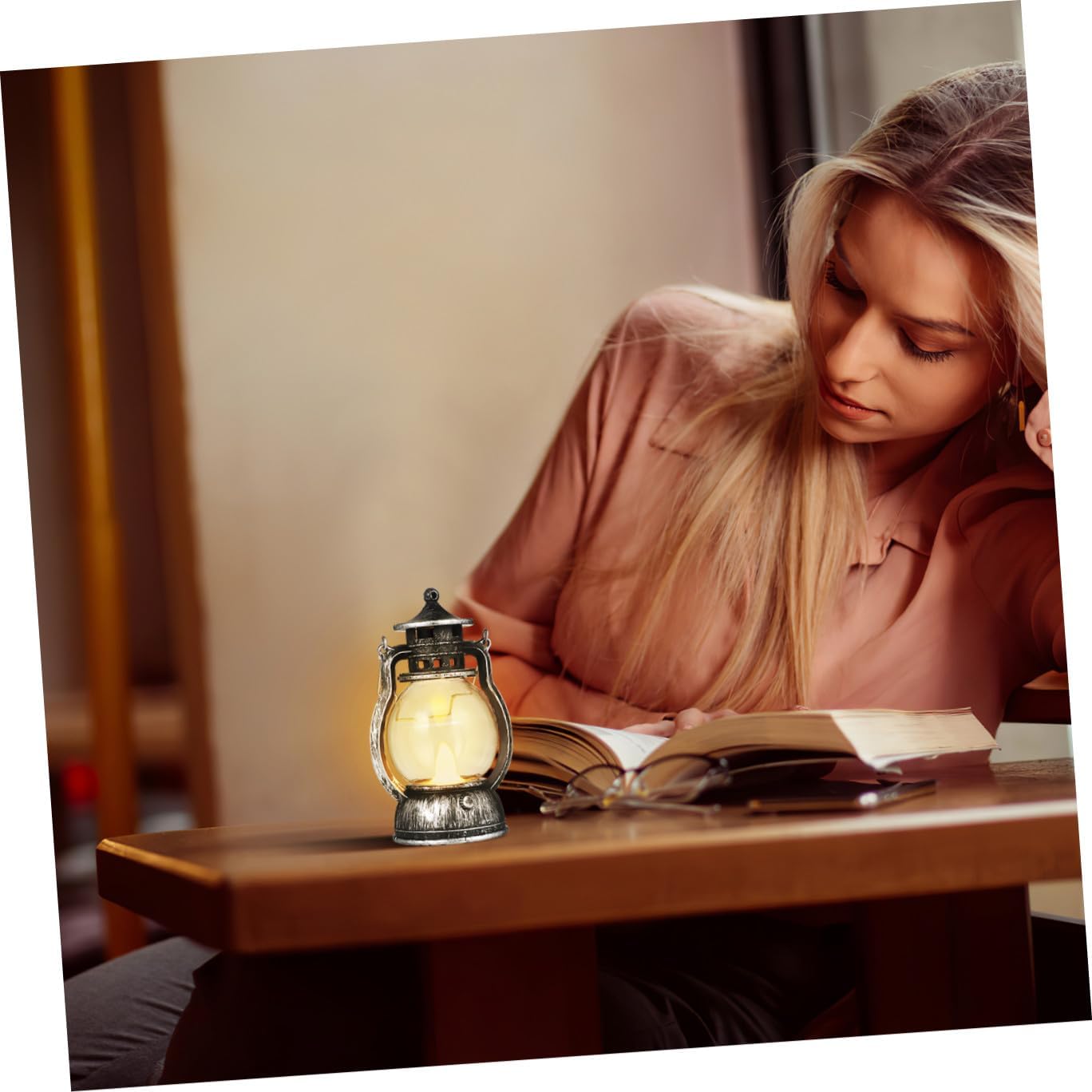 VICASKY Retro Handheld Lantern Vintage Style, Creative Bar Decoration Scene Lamp with Battery, Small Golden Carrying Lantern for Home Party Christmas