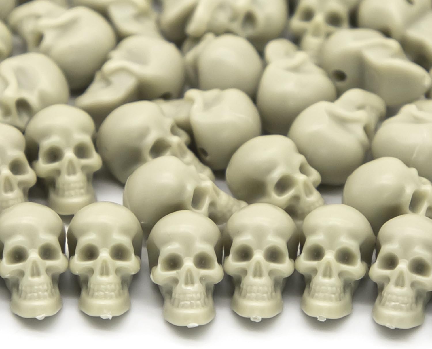 50pcs Mini Plastic Skull Heads for Halloween Decorations, Skeleton Skulls for Party Bag Fillers Favors Supplies Table Crafts Accessories Halloween Indoor Decor A3MNKLT
