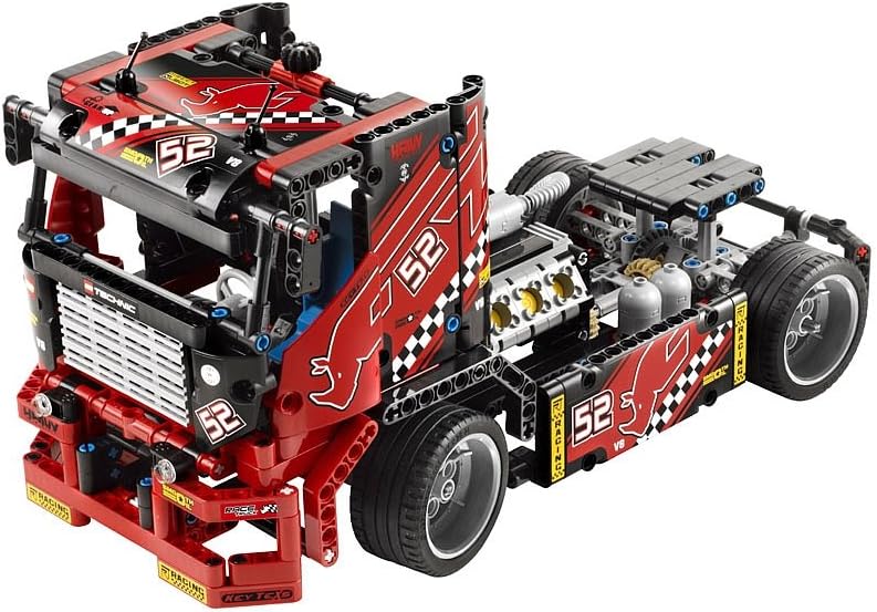 აწყობილი LEGO Technic-ის სარბოლო სატვირთო მანქანა, რომელზეც ნაჩვენებია V8 ძრავა და საჭის მექანიზმი.