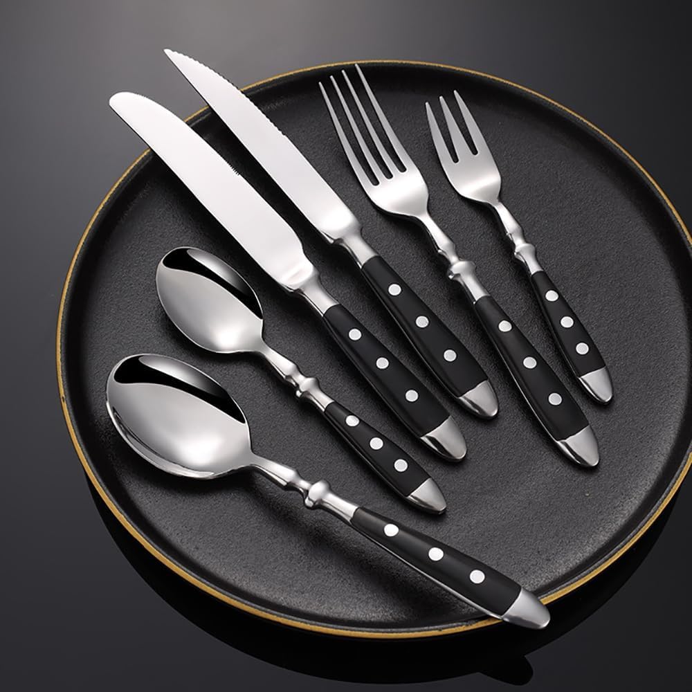 Dieses 12-teilige Besteckset mit Nietgriffen in Schwarz (Gabeln, Löffel und Messer) ist ergonomisch, robust und hochglanzpoliert und eignet sich perfekt für Thanksgiving und Familienfeste. S