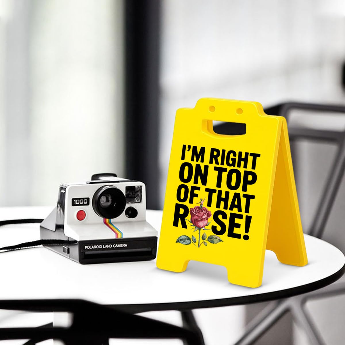 Divertente decorazione da scrivania da ufficio con scritta in inglese "I'm Right on Top of That Rose" per ufficio, cubicolo, regali positivi per donne, colleghi, lavoro, bestie, capo, signora