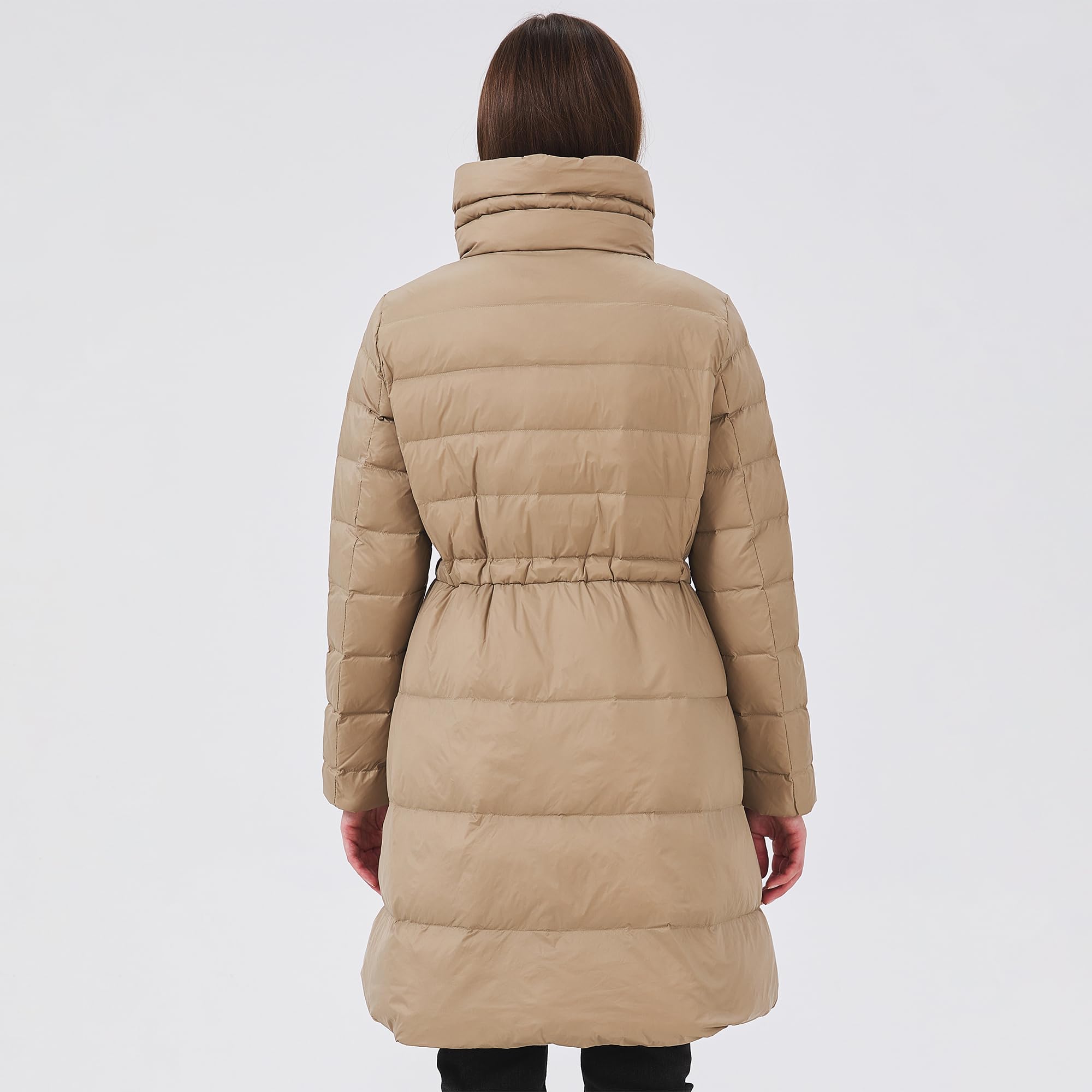 Piumino da donna leggero con collo alto e coulisse in vita media lunghezza trapuntato piumino