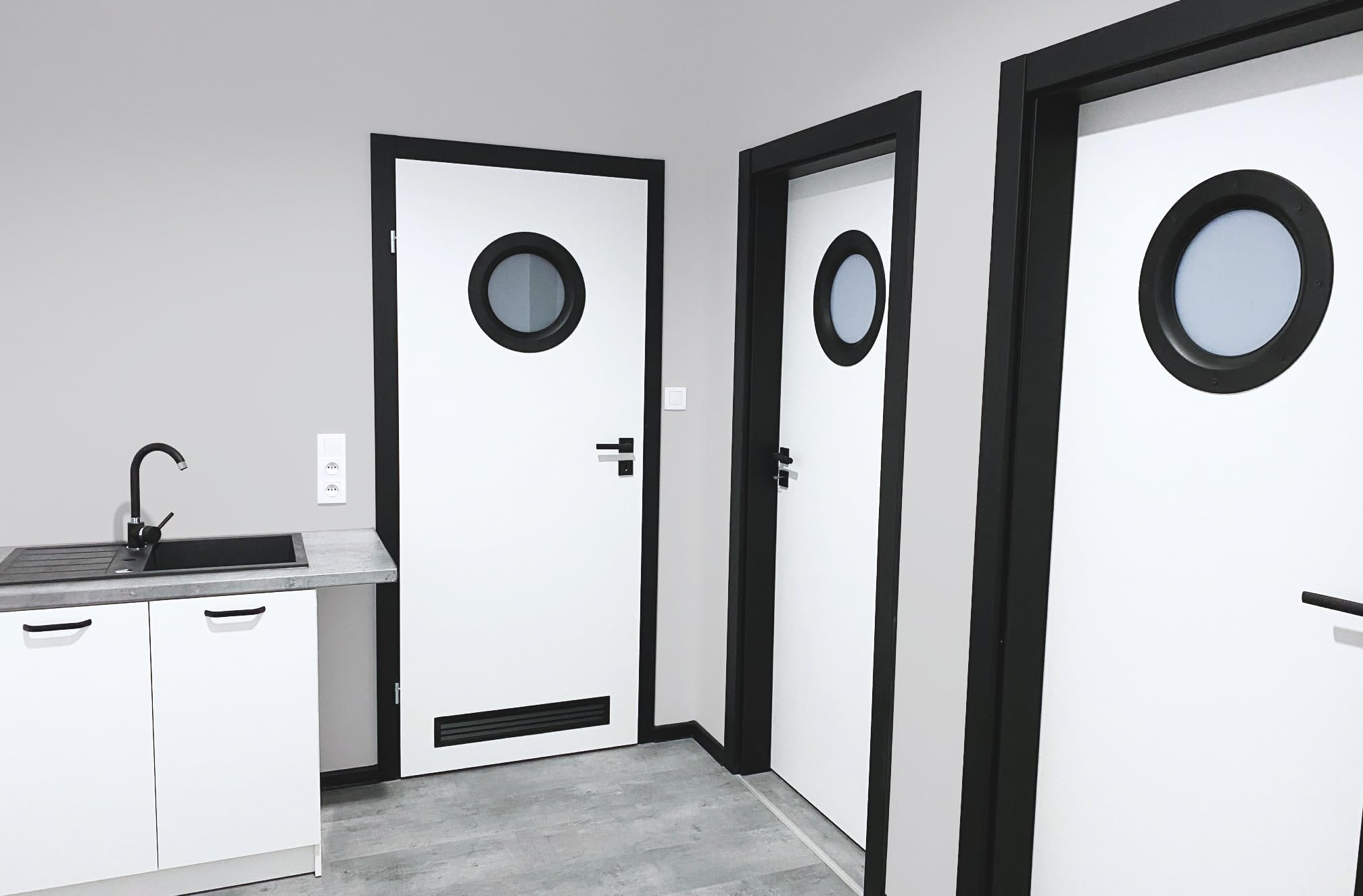 MLS Ojo de Buey B4000, de Aluminio Robusto, Vidrio de Seguridad VSG, para Puertas de 40 mm de Espesor, Tornillos de Fijación Visibles en Ambos Lados, 300 mm de Diámetro, Vidrio Transparente, Negro