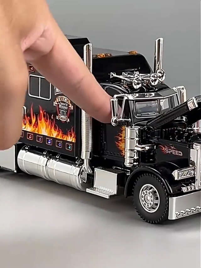 コレクション A die-cast replica semi truck kith Kenworth T880 East End Dump - Orange/Chrome - First Gear 1