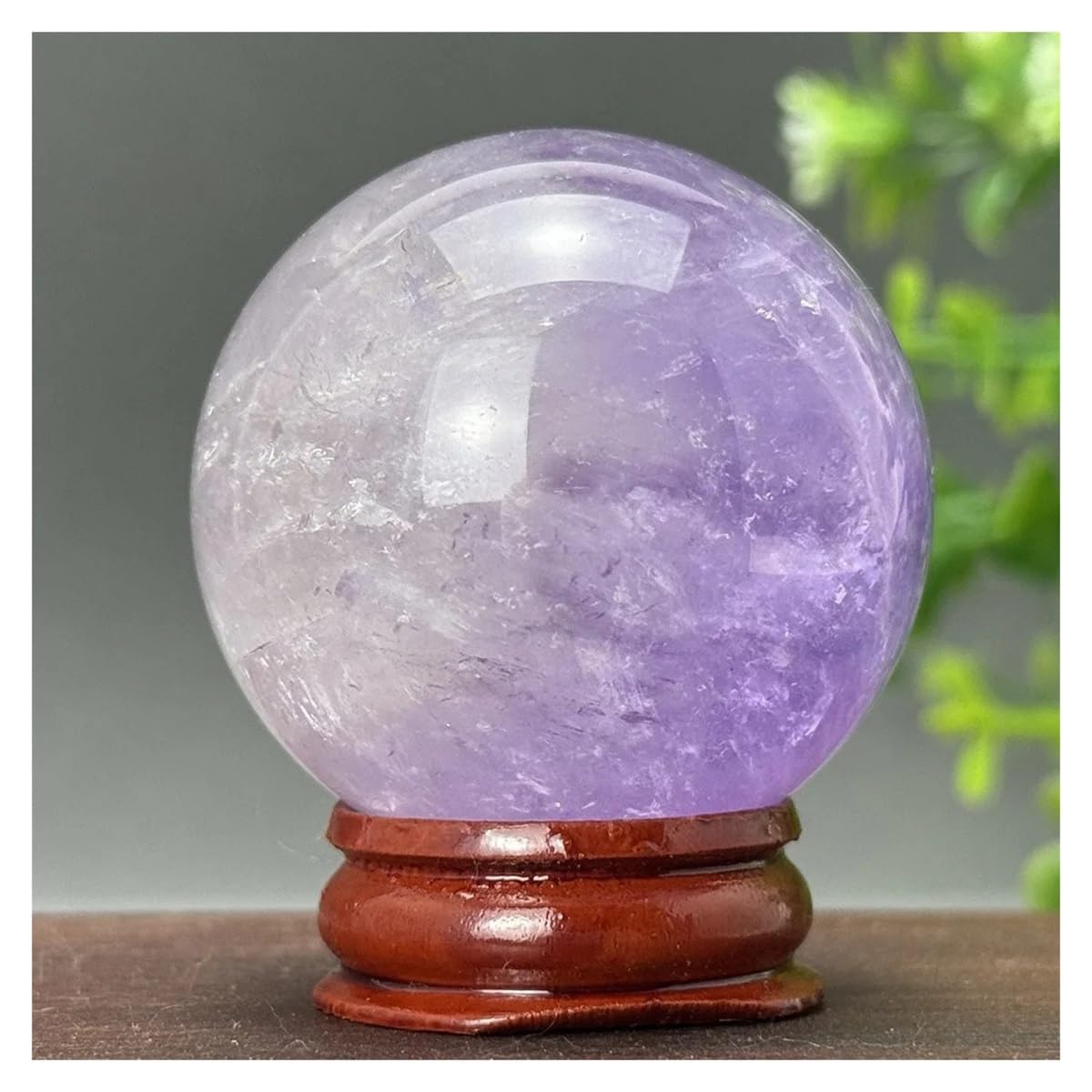 Améthyste naturelle en boule de cristal pour créer un salon zen et harmonieux