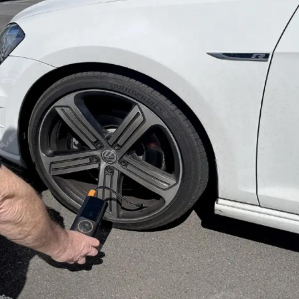 Close-up com pavimento de asfalto em área externa, iluminado pela luz natural do dia. Close-up com pavimento de asfalto em área externa, iluminado pela luz natural do dia.