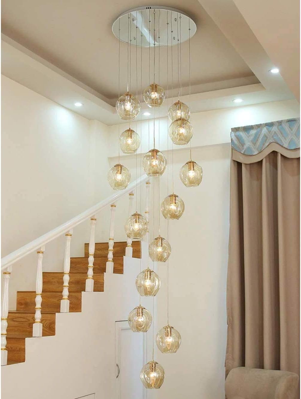 Suspensions LED hauteur réglable pour éclairer une cage d'escalier sombre