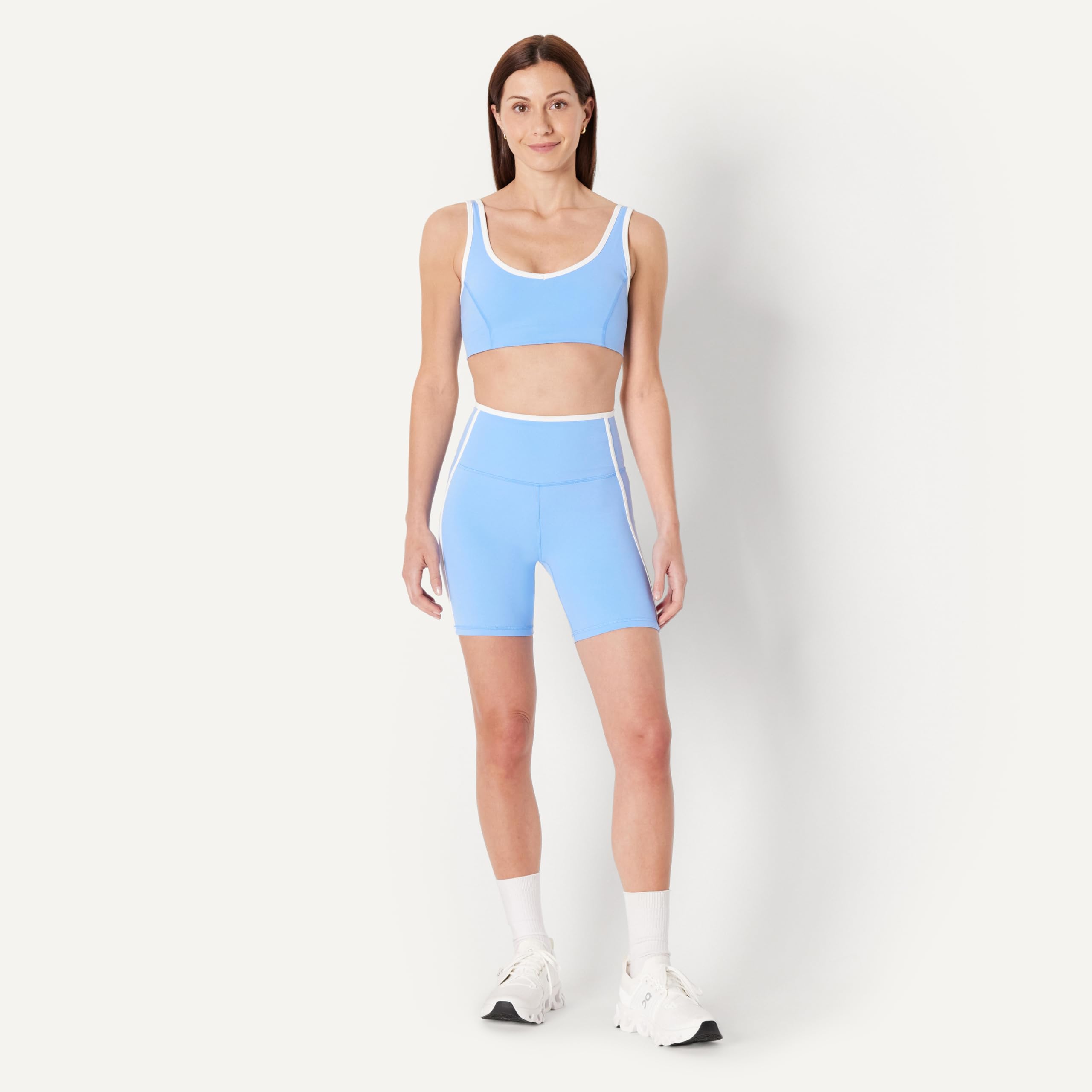 Amazon Essentials Mujer Sujetador Deportivo FormFlex, Suave y Ligero, con Cuello en V y Ribete en Contraste