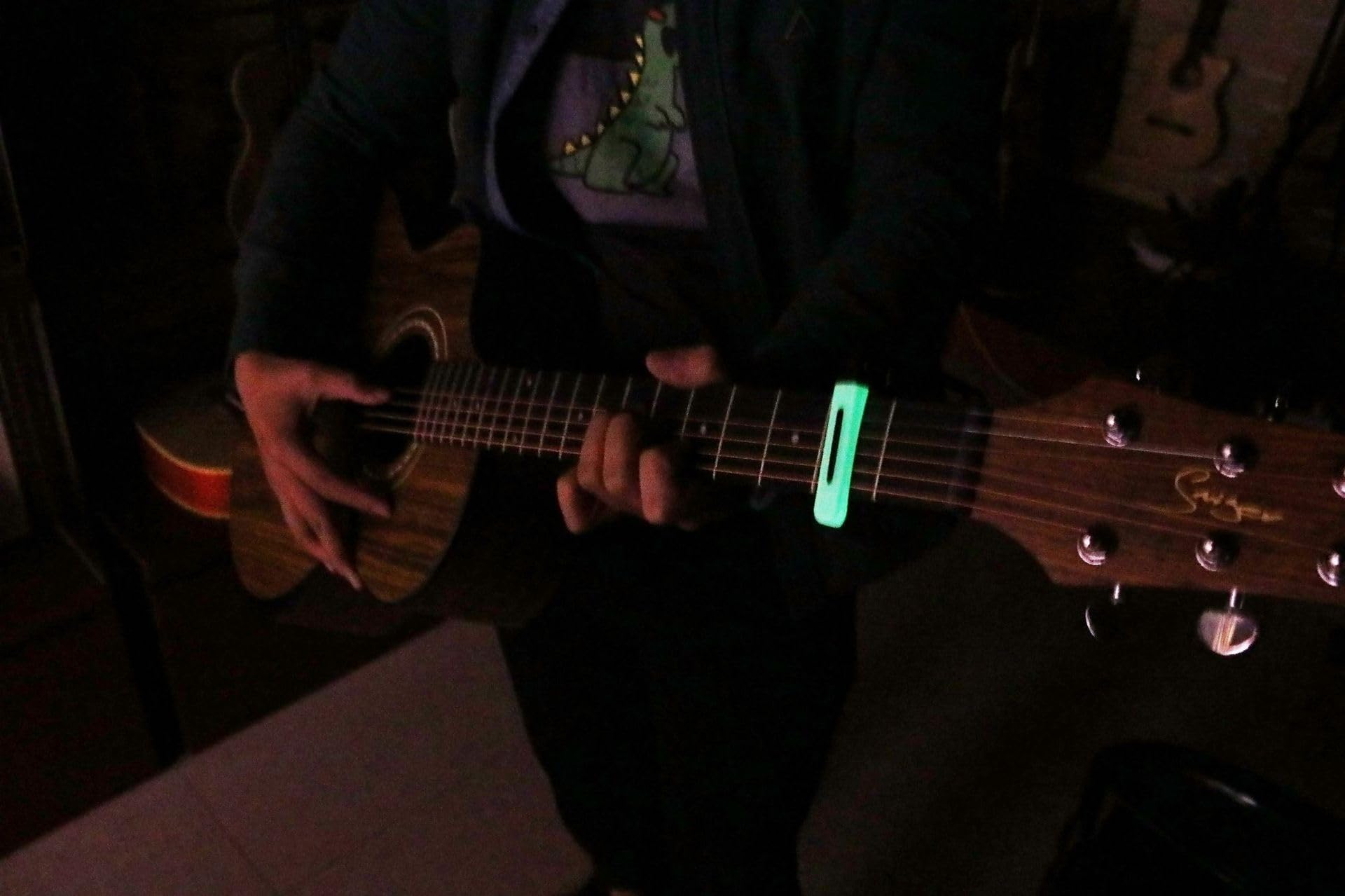 Kapodaster ze stopu czarnego srebra do gitary akustycznej z 3 silikonowymi świecącymi głowicami zamiennymi 6-strunowymi gitarami elektrycznymi, ukulele, czarny