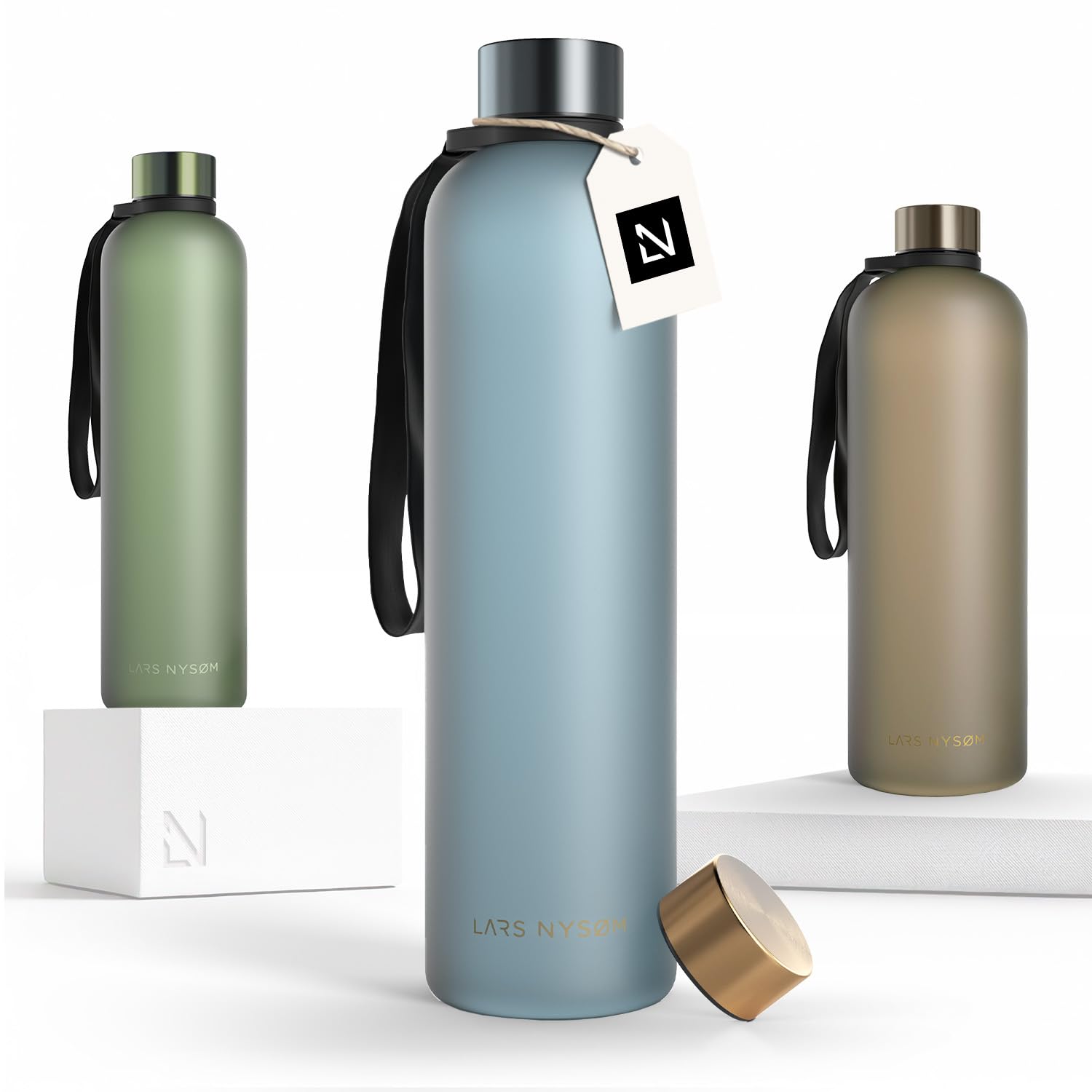 LARS NYSØM Trinkflasche 1l | Wasserflasche 1000ml | Ultraleichte Tritan Sport Flasche auslaufsicher, Kohlensäure geeignet - für Sport, Büro, Yoga | 2 Deckel inkludiert (Blue - Gold, 1000ml)