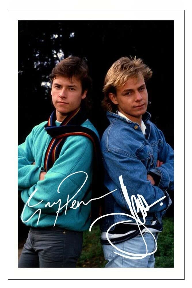 GUY PEARCE & JASON DONOVAN Signed 6X4 Inch Photo Print Pre Printed Signature NEIGHBOURS - Scott & Charlene Autograph Gift, 6x4 Inches 15.2 cm x 10.16 cm