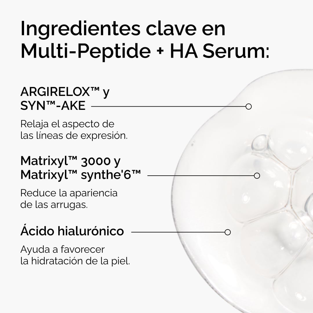 Suero en manos junto a una toalla blanca y luz natural