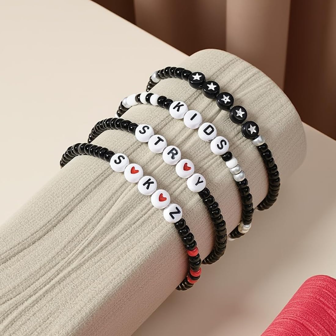 Stray Kids Juego de Collar y Pulsera con 4 Pulseras AcríLicas y 2 Photocard, Regalos Kpop, ArtíCulo Indispensable para Fans de Kpop, Pulsera y Collar para Hombres y Mujeres