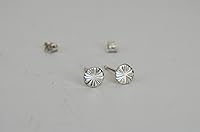 Vista 2 de Aretes modernos de plata de ley martillada de 0.197 in, piercing de lóbulo relleno de oro, diseño de sol