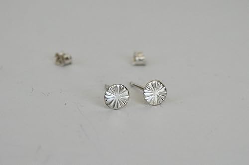 Miniatura 2 de Aretes modernos de plata de ley martillada de 0.197 in, piercing de lóbulo relleno de oro, diseño de sol