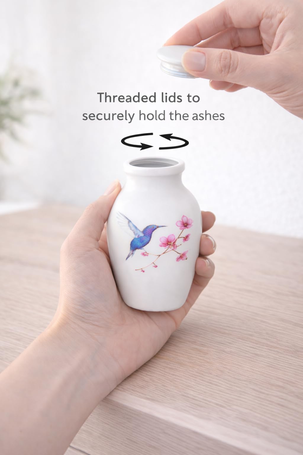 Pequeña urna de cremación de Recuerdo Divit Shilp con Estuche de Terciopelo | Elige Entre Colores únicos | Encantadora Mini Prenda metálica para Cenizas humanas. (Keepsake, Hummingbird White)