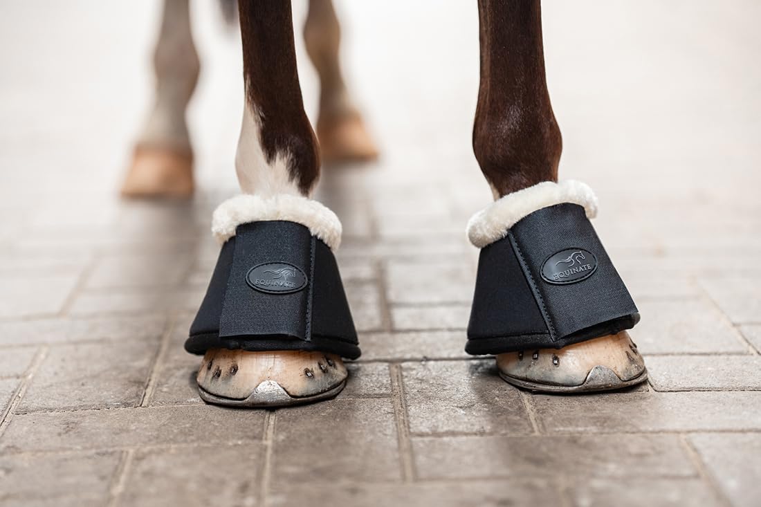 Equinate Hufglocken Furlyn mit synthetischem Lammfell L Schwarz - Robuste und stoßdämpfende Neopren Springglocken - Hufschutz für Training und Turniere - 2er Set