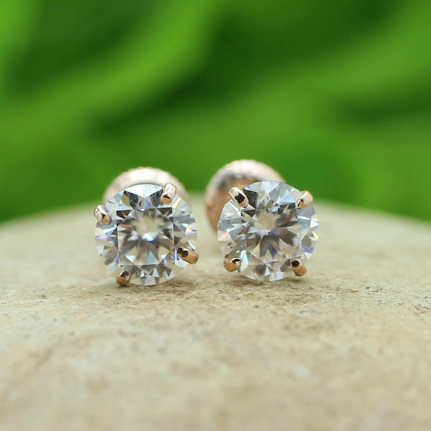 SAVEARTH DIAMONDS 4-Prong Solitaire Style, 4/5 ct. t.w 5MM Round Cut Lab Created Moissanite Diamond Stud Earrings For Women In 14K Gold Over Sterling Silver (VVS1 Clarity, 0.80 Cttw)