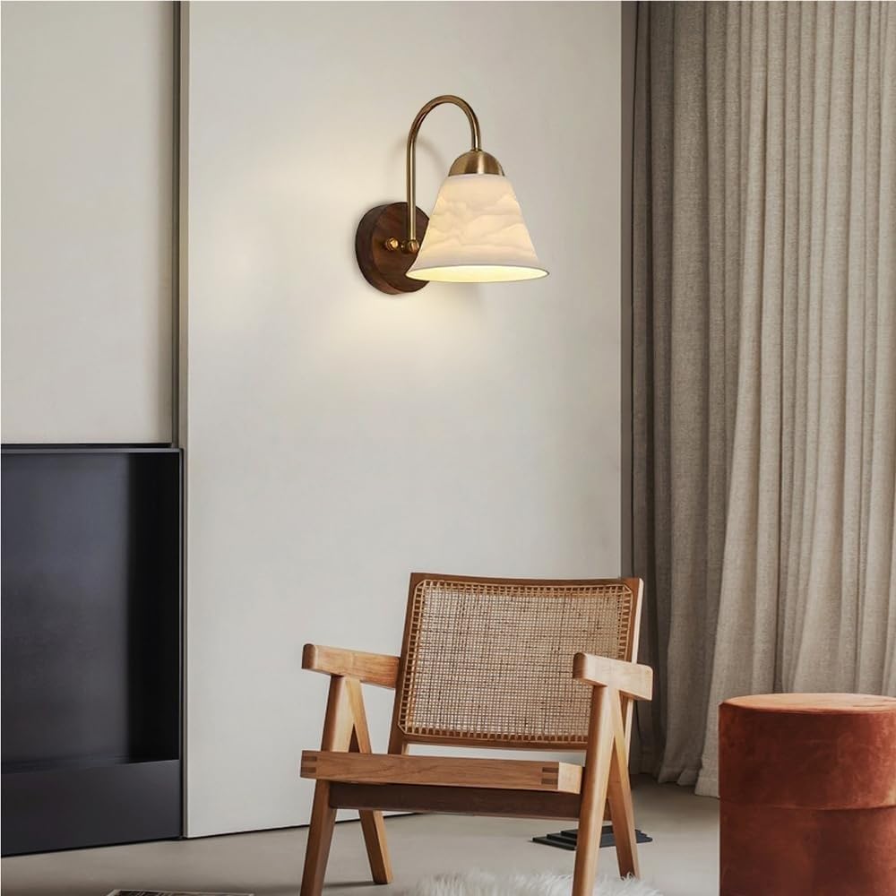 Vintage biała ceramiczna lampa ścienna, gwint E27, drewniany uchwyt ścienny, idealny do salonu, sypialni, przedpokoju lub schodów.