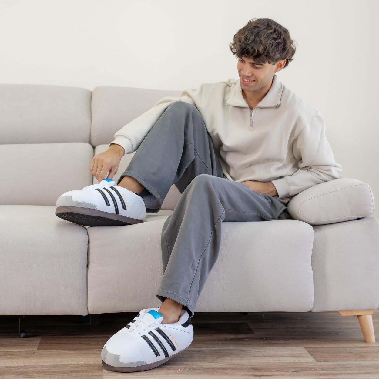 Flamingueo Chausson Sneakers - Chaussons Femme, Pantoufles Homme, Chausson Femme Hiver, Unisexe, Slippers Femme, Chausson Homme, Taille Unique