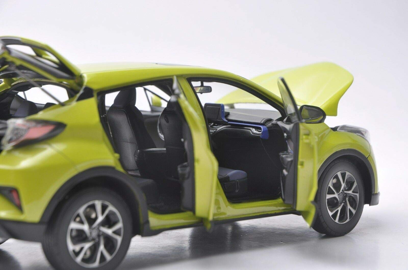 Amazon | ミニカー 1/18 Toyota C-HR 2017 トヨタ CHR (黄色) ダイ