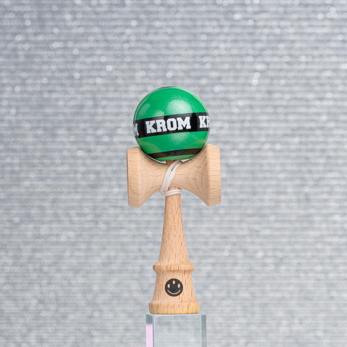 KROM Kendama Micro Verde Oscuro – Mini Kendama de Madera de Haya – Totalmente jugable – Tamaño de Bolsillo – para Principiantes y Profesionales