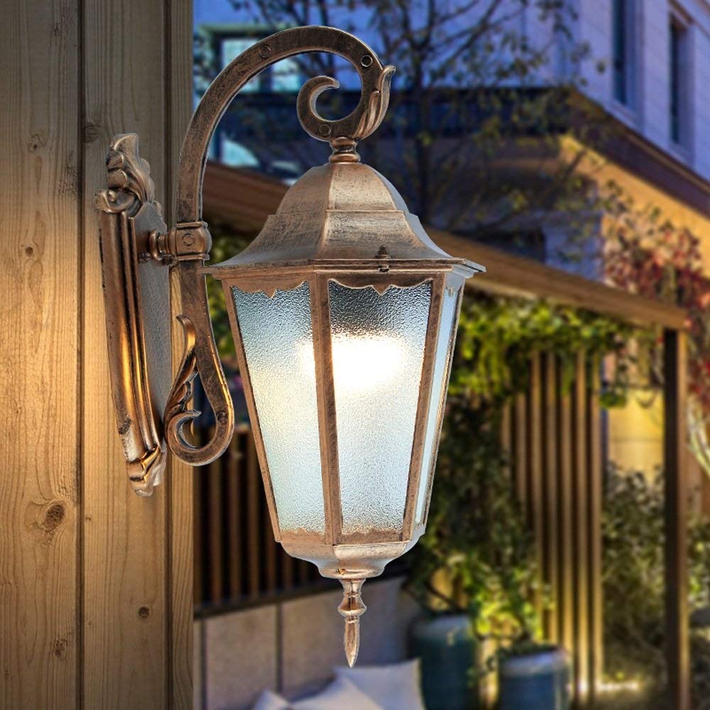 Luminaire mural extérieur bronze pour sécuriser un escalier sombre