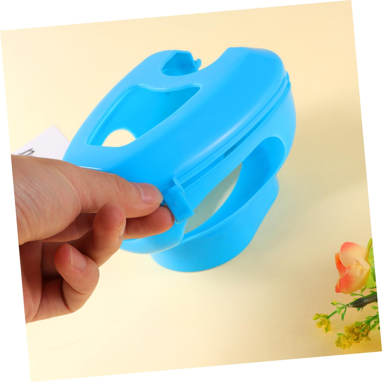 BESPORTBLE 2pcs Pigeon Fixed Feeder Bird Feeding Holder Plastic Pigeon Fixator for Cage Aviary Home