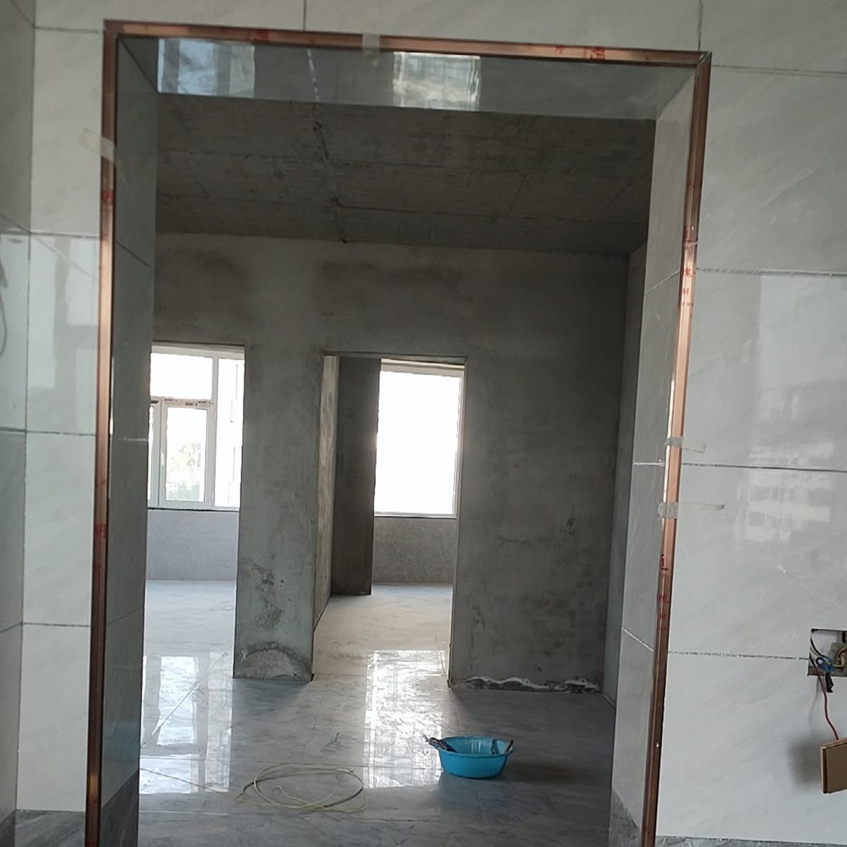 Profilo Angolare In PVC Autoadesivo - 20x10 Mm, Lunghezza 100 Cm, Grigio Scuro, Per Protezione Muri