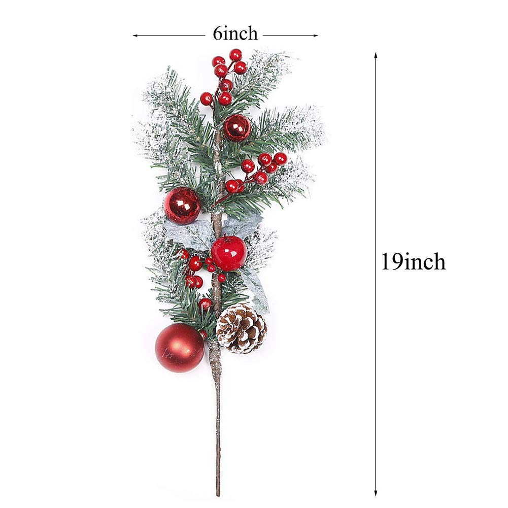 Kerst achtergrond. Dennentakken en decoraties op een witte tafel