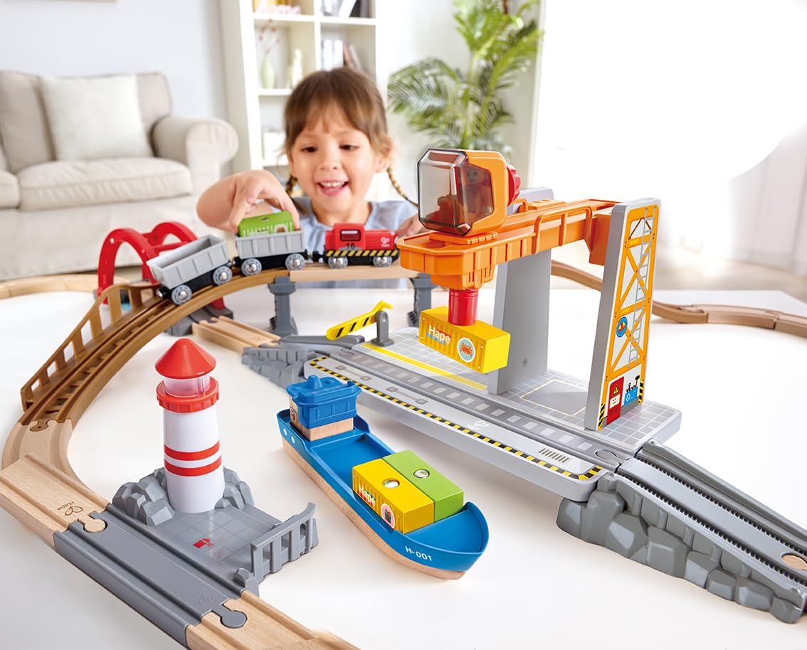 Hape Bahn- und Seefracht Set - Eisenbahn für Kinder, Holz-Frachtzug und Frachtschiff mit Kran, 2-in-1 Eisenbahn- und Hafen-Spielset, ab 3 Jahren