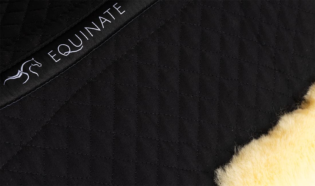 Equinate Coussin de selle en peau de mouton véritable - Avec espace de rangement pour la colonne vertébrale - Taille M - Noir naturel - Pour cheval et poney - Selle 16" 16,5" 17"