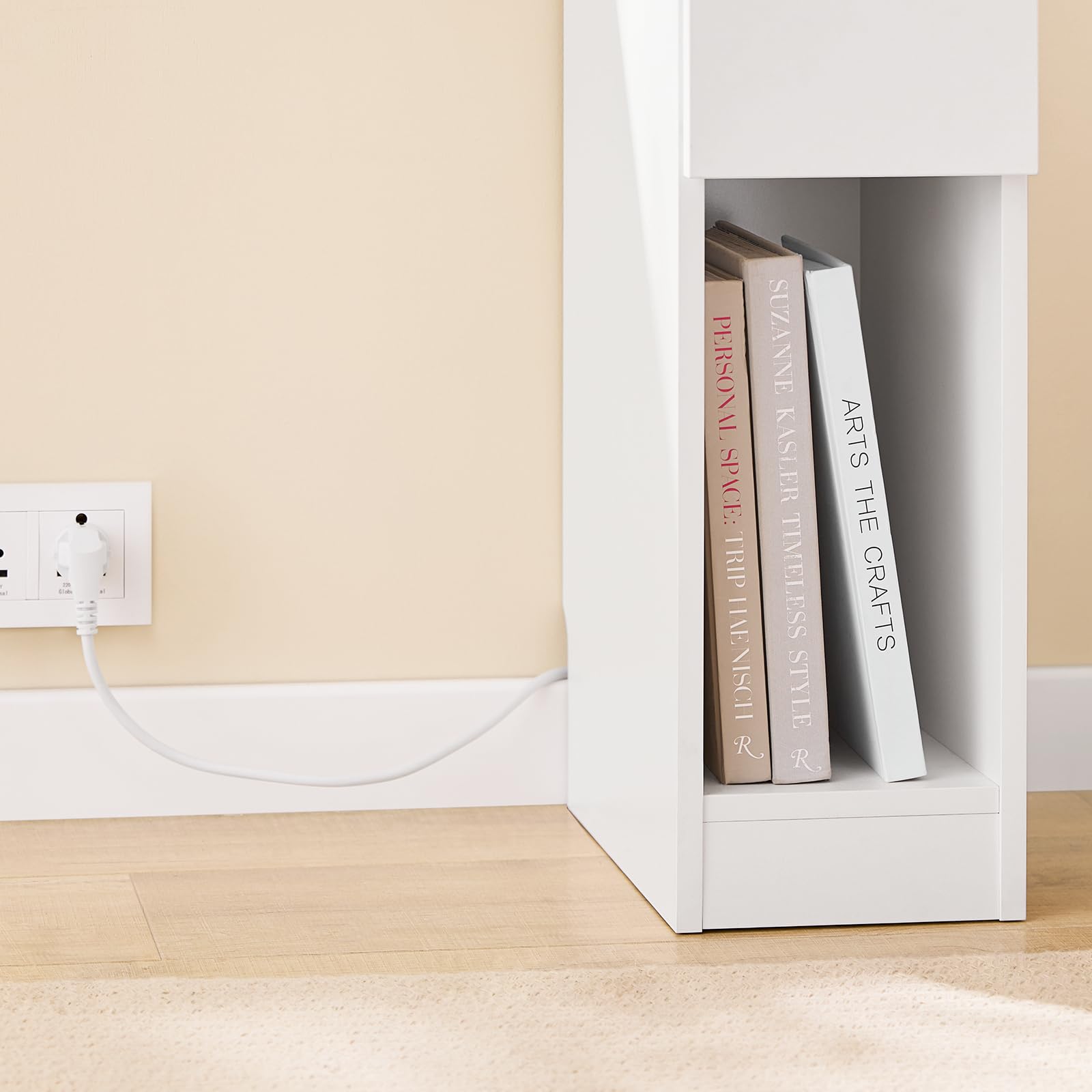 SoBuy Slim Stolik Nocny z Stacją Ładowania, Wąska Szafka Nocna z Gniazdem, Portem USB i Portem Type-C do Sypialni i Salonu, B20 x G35 x W60 cm, Biały, FBT111-E-WN | Stolik nocny Wąski stolik boczny, oszczędność miejsca do sypialni, salonu, małych przestrz