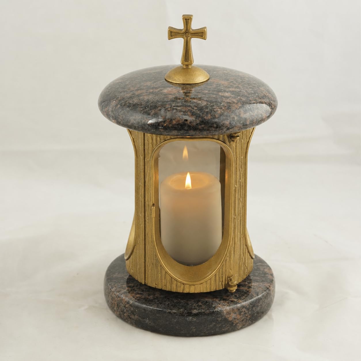Designergrab lampa nagrobna z polerowanego granitu, krzyż, korpus z mosiądzu, wysokość ok. 22 cm (z krzyżem ok. 28 cm), Ø ok. 15 cm, ręcznie wykonana, odporna na warunki atmosferyczne Aurora
