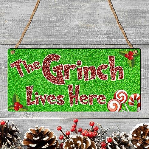 Festive Cheer Unleashed: Handcrafted Wooden Plaque - 19cm x 9cm, Ideal Christmas Decoration and Thoughtful Gift for the Holiday Season Christmas Festive Decor & Gift (Lives Here Green)