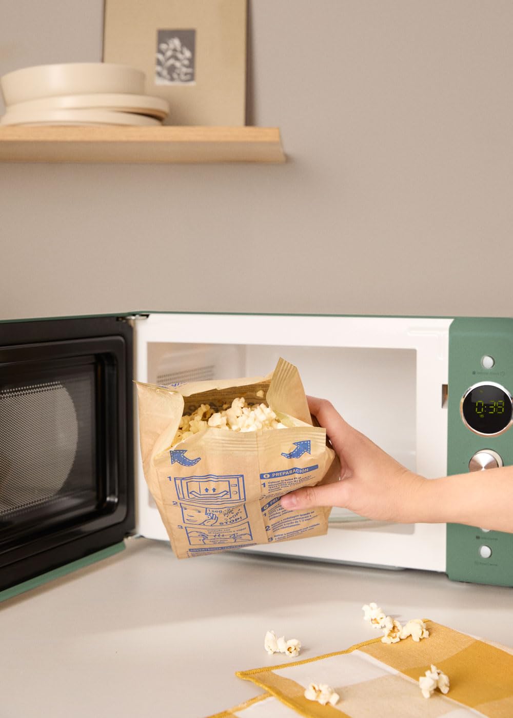 CREATE/MICROWAVE RETRO/Micro-ondes grill numérique vert sauge/Style rétro, capacité 20L, plateau Ø245 mm, 3 programmes, 9 menus préinstallés, cuisson en plusieurs étapes, écran LCD, 900W