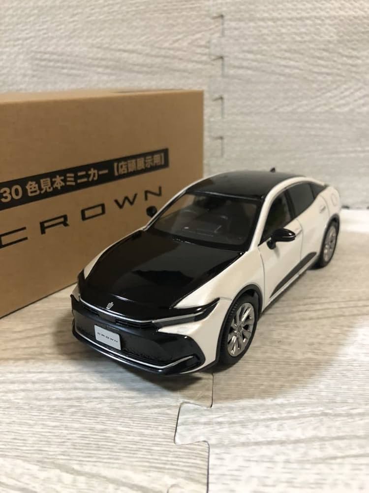 CROWN クロスオーバー1/30ミニカー ブラック✕プレシャスホワイトパール Amazon | 1/30 トヨタ 新型クラウン クラウンクロスオーバー