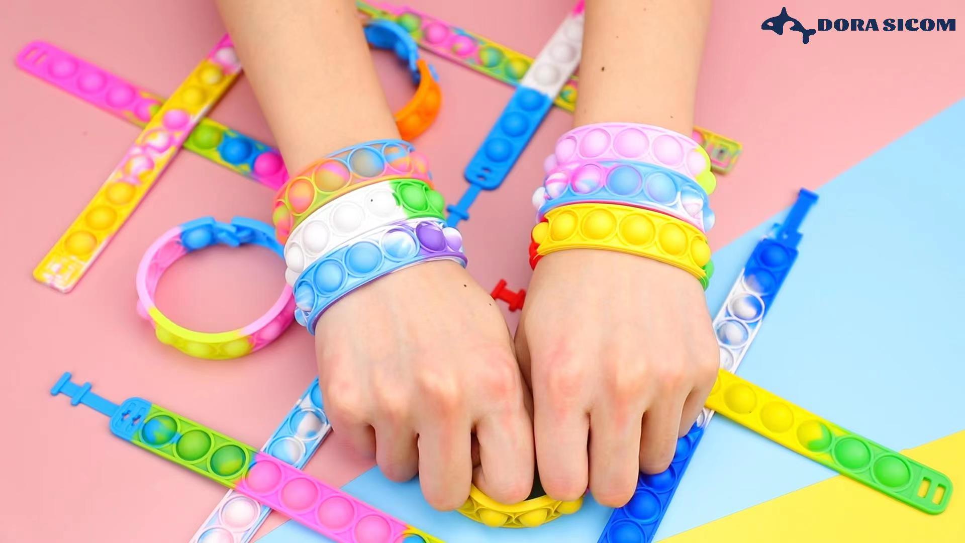 Set Di 30 Braccialetti In Silicone Per Inizio Scuola 2025 - Tema Cancelleria E Scuola - Regalo Per Bambini E Ragazzi - 6 Disegni Colorati