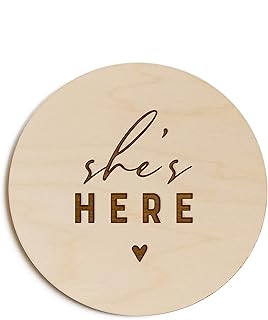 The Cotton & Canvas Co. She's Here 新生児 赤ちゃん 女の子 お知らせ 保育園 サイン 保育園装飾 ベビーシャワー モダン 木製額 出産小道具 新母ギフト