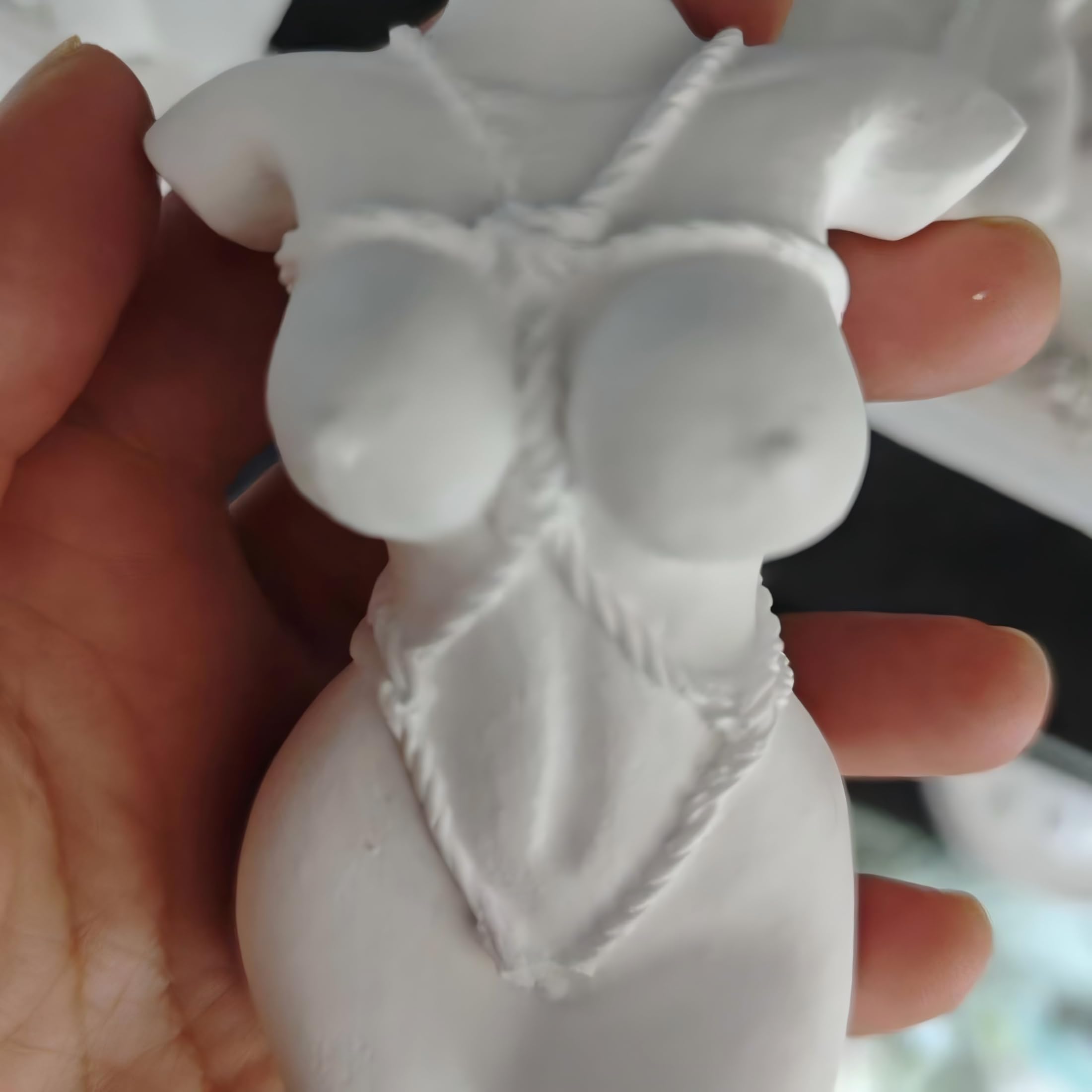 Rzeźba z gipsu przedstawiająca kobiecy tors, minimalistyczna figurka artystyczna do dekoracji wnętrz, mała biała figurka dekoracyjna do półki, biurka, salonu, nowoczesny, estetyczny prezent