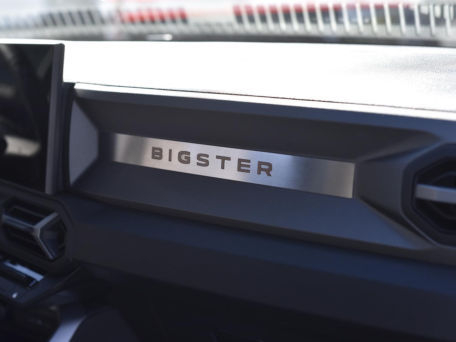 Stalowa osłona do Dacia.BIGSTER (R1310) | Dekoracyjny pasek do przechowywania - srebrny pasek, brązowe litery miedziane | 1 sztuka Essential Expression Journey Extreme Bigster akcesoria