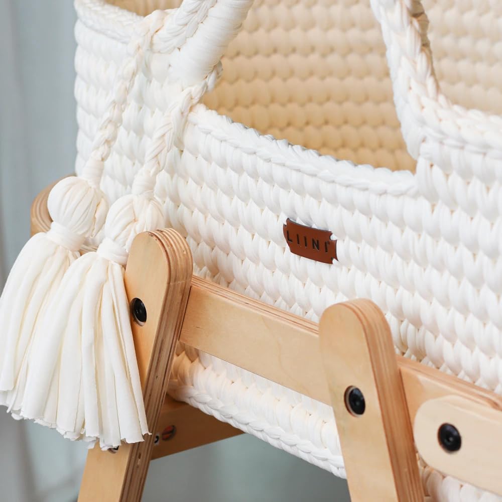 LIINI® Babywiege mit Moseskorb – sanfte Wiegebewegung, handgehäkelt, nachhaltiges Holzgestell, inkl. Matratze & Zubehör – ab Geburt bis 9 kg – Farbe Cream