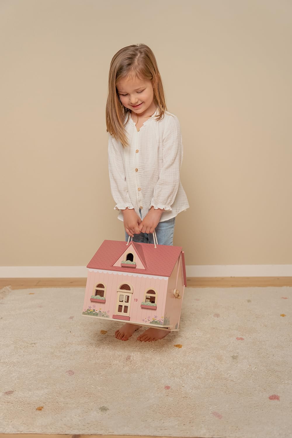 Little Dutch Casa de muñecas de madera portátil y plegable con muchos accesorios y figuras de juego, muebles rosa