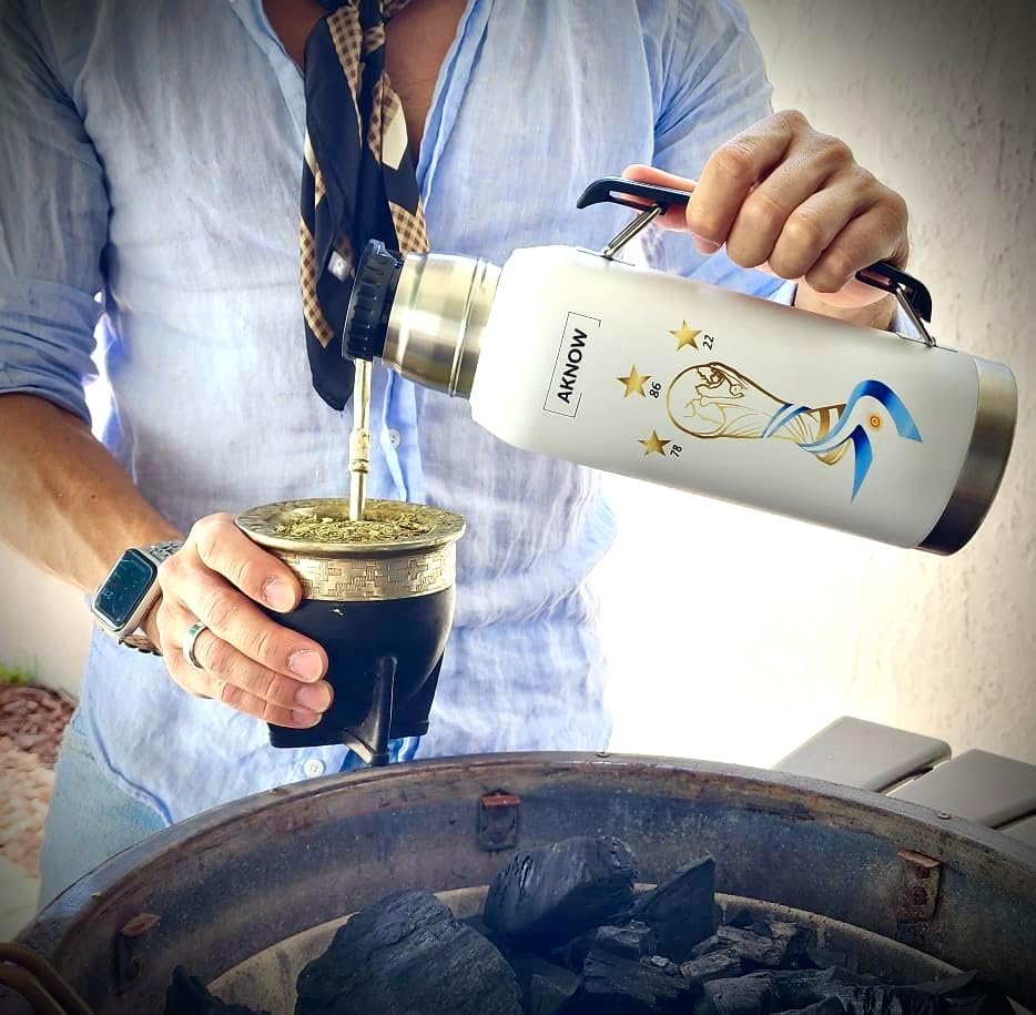 Miniatura 5 de Thermo Argentino Copa Mundial Botella de acero inoxidable con bandera argentina 1LT (blanco)