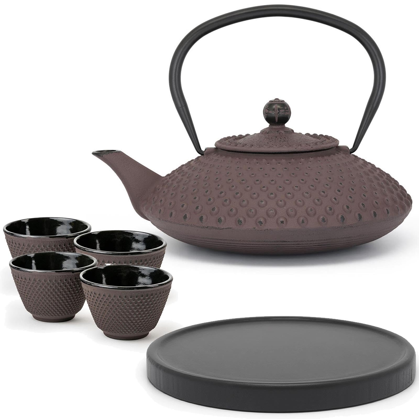 Bredemeijer Gusseisen Teekanne 1.25 Liter Induktion - flache Asia Gusskanne aubergine im Set mit 4 Teebecher (Tassen) & schwarzem Holzuntersetzer & Teefilter-Sieb-Einsatz