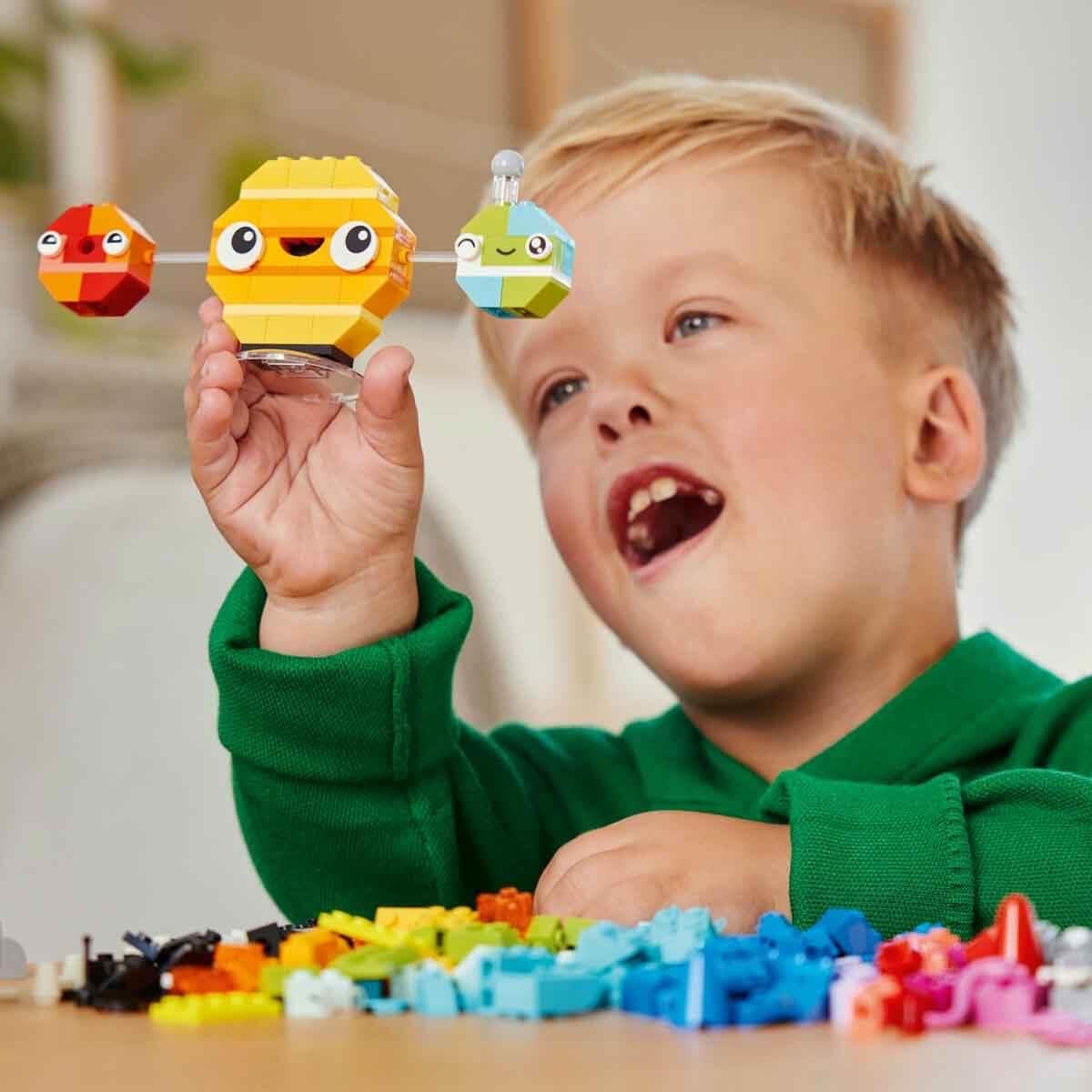 LEGO Classic Pianeti dello Spazio Creativi, Modellino da Costruire di Sistema Solare per Bambini e Bambine da 5 Anni in su con Razzo Spaziale Giocattolo, Playser per Piccoli Astronauti 11037