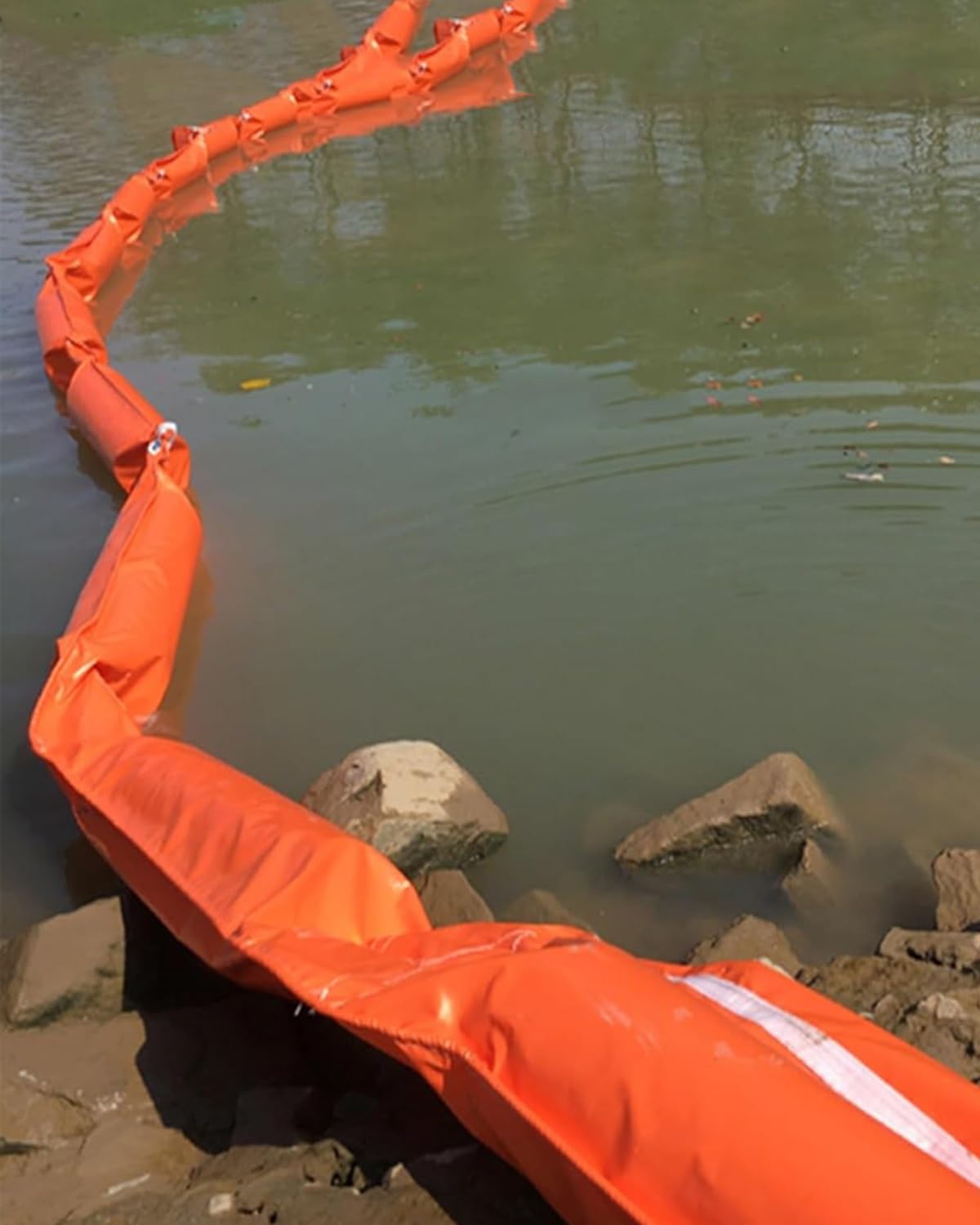 La barriera Galleggiante Reu, utilizzata per Il Controllo delle fuoriuscite di Petrolio in Mare, è Adatta a porti e fiumi. Si Tratta di Un Sistema di Protezione dall'inquinamento ecocompatib