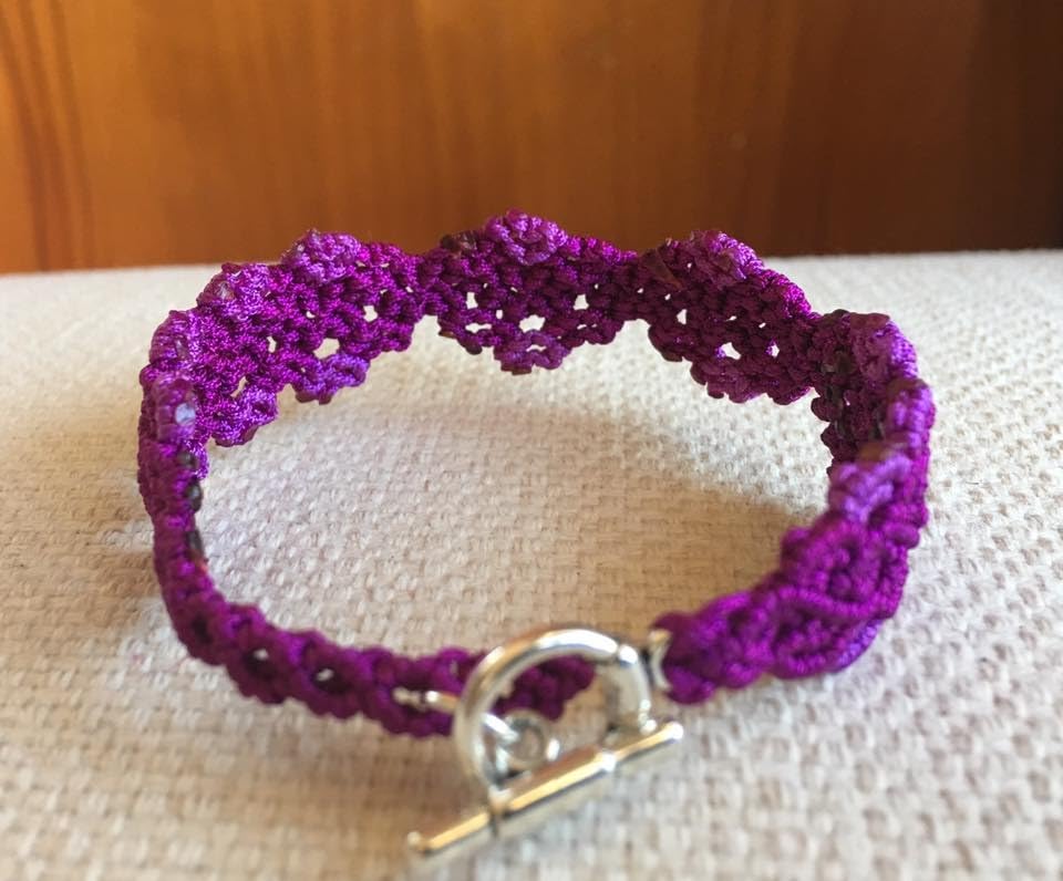 Genérico Pulsera artesanal color púrpura, macramé hecha a mano, mide aproximadamente 16 cm. de largo, hecha a mano
