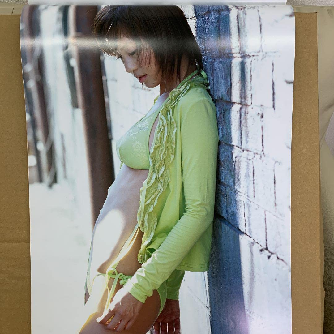 Amazon.co.jp: 2006年安田美沙子お宝カレンダー : 文房具・オフィス用品